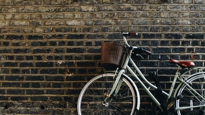 分步自行车靠在墙上
